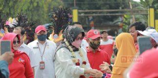 Sri Mulyani Hadiri Acara Jalan dan Senam Sehat Desa Kurung