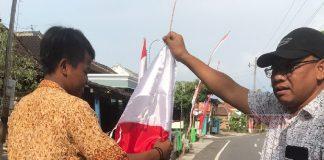 Sugiyarto Bagikan Bendera Merah Putih Kepada Warga