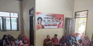 Munawar Salurkan Bantuan PIP dari Mbak Puan, Mahmudah: Alhamdulillah Saya Senang Sekali