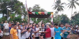 Zaenudin Berikan Penghargaan Pemenang Turnamen Sepakbola Gumawang Cup III