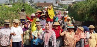 Endrianingsih Tinjau Pembangunan Jalan di Babadan