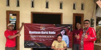 Anang Serahkan Bantuan Kursi Roda dari Mbak Casytha Kepada Warga Cikidang