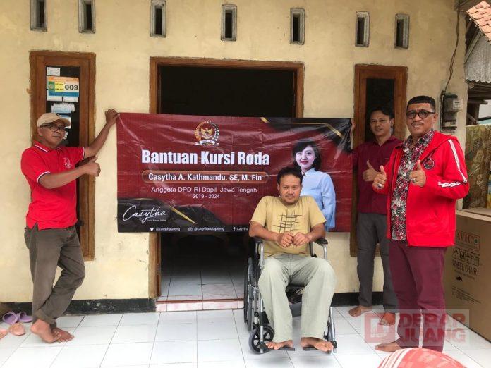 Anang Serahkan Bantuan Kursi Roda dari Mbak Casytha Kepada Warga Cikidang