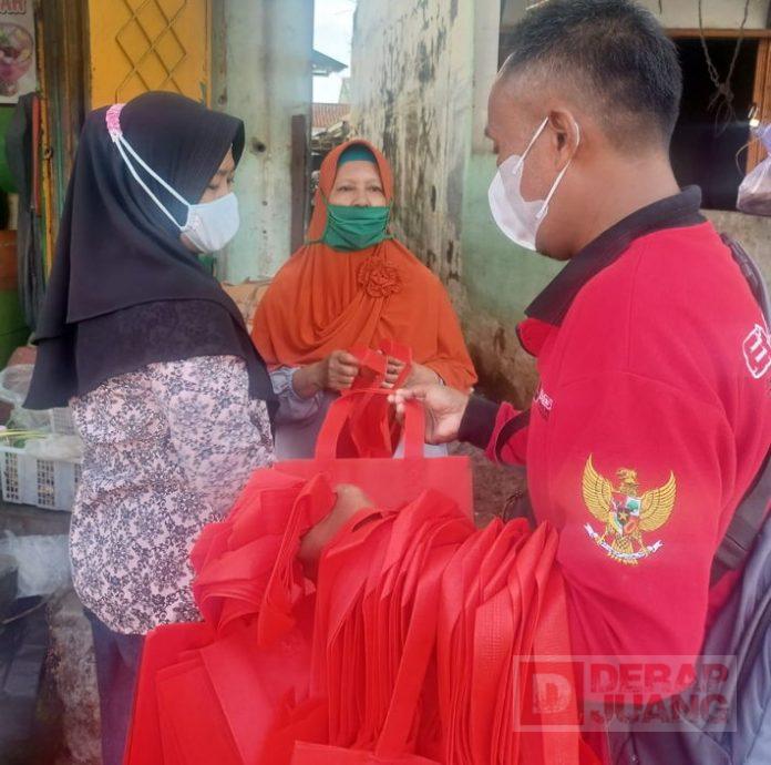 Bergerak Masif, Baguna Banyumas Bagikan Kantong Spunbond