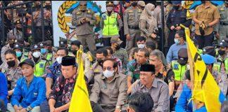 Bersama Bupati Husein, dr. Budhi Setiawan Sapa Pendemo
