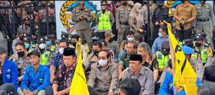 Bersama Bupati Husein, dr. Budhi Setiawan Sapa Pendemo