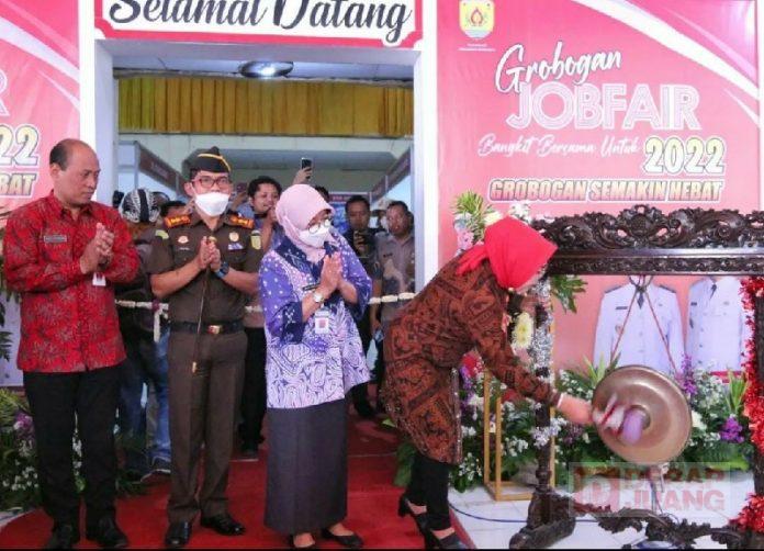 Buka Job Fair, Sri Sumarni Minta Pencaker Ambil Dalam Daerah