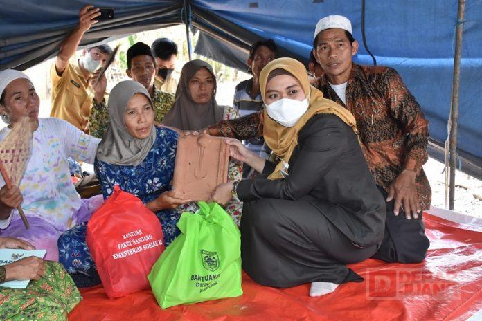 Bupati Demak Serahkan Bantuan Korban Kebakaran Desa Trimulyo