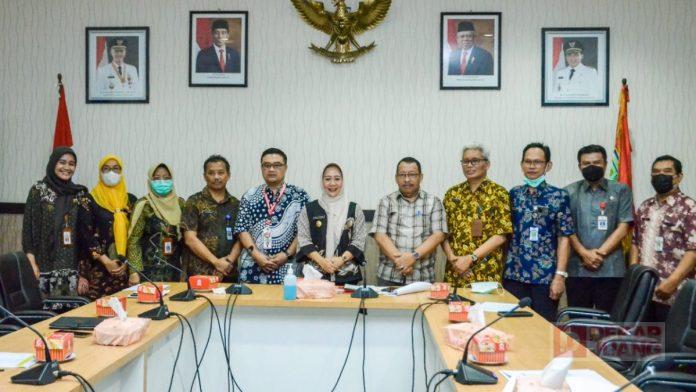 Bupati Tiwi Pilot Project ACS di Desa Karangaren Berhasil