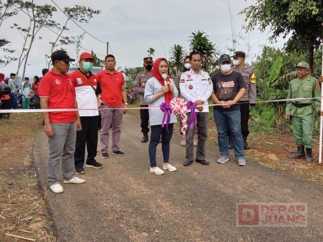 Bupati Tiwi Resmikan Jalan Danasari-Sirau