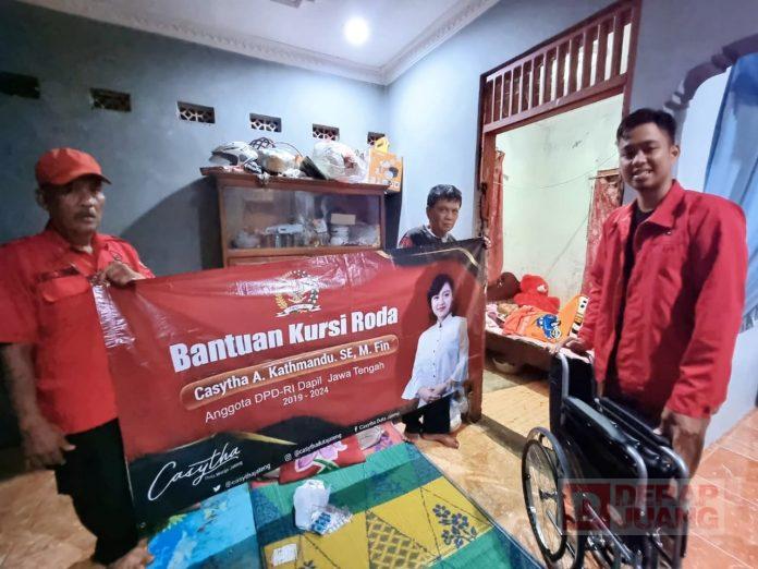 Himawan Berikan Kursi Roda dari Mbak Casytha Kepada Warga Susukan