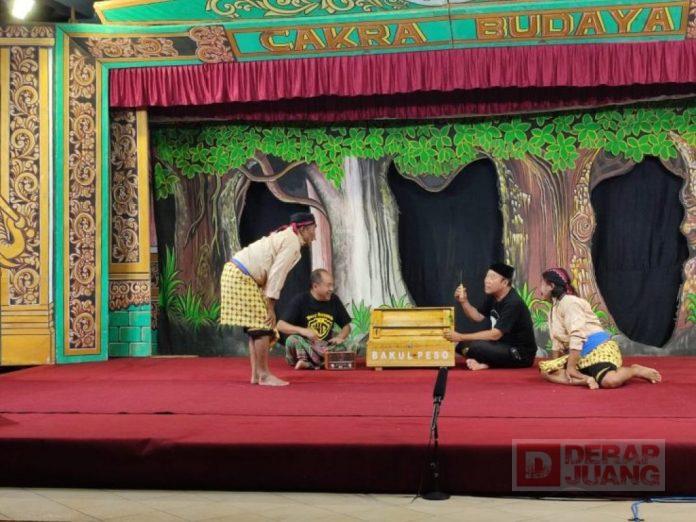 Jadi Bakul Peso, Bupati Husein Meriahkan Pagelaran Ketoprak di RRI Purwokerto