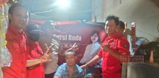 Joko Belong Serahkan Bantuan Kursi Roda dari Mbak Casytha Kepada Masyarakat