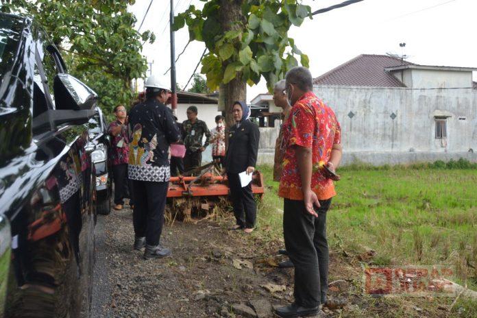 Kerja Lamban, Bupati Tiwi Peringatkan Pelaksana Perbaikan Jalan Bojong-Panican