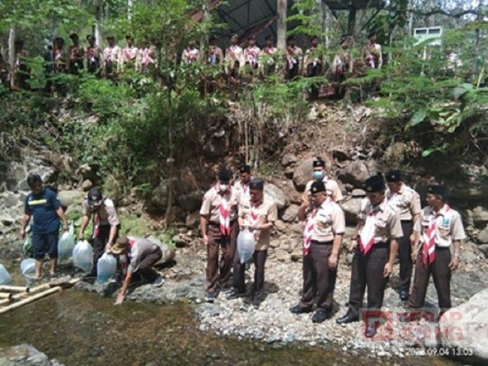 Kwarran Kebasen Gelar Aksi Lingkungan, Sadewo Pimpin Tebar Benih Ikan(2)