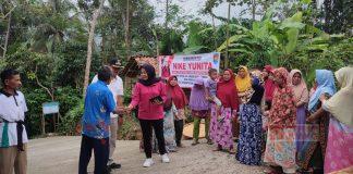 Lakukan Betonisasi Jalan Desa Pamulihan, Nike Yunita: Semoga Akses Warga Lancar