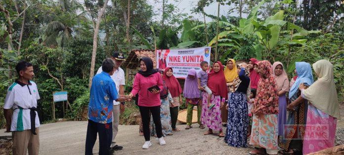 Lakukan Betonisasi Jalan Desa Pamulihan, Nike Yunita Semoga Akses Warga Lancar
