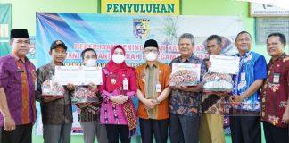 Mbak Eisti Bagikan Alsintan di Wilayah Dempet