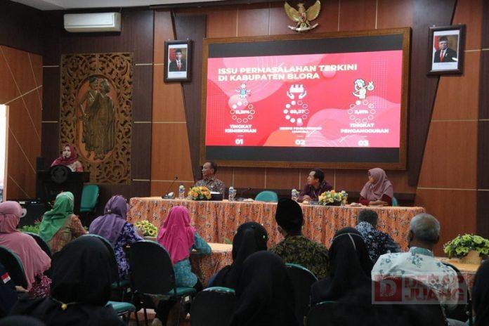 Mbak Etik Arahkan Mahasiswa KKN STKIP Muhammadiyah ke Desa Kategori Miskin