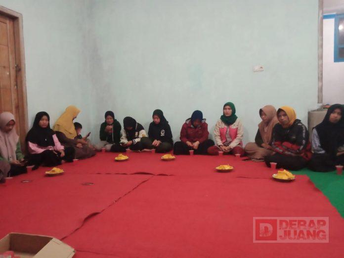 Perkuat Barisan, Purwono Jagongan Bareng Bersama Ibu-ibu di Desa Giritirta