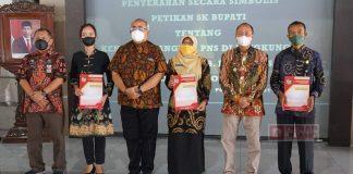 Sadewo Serahkan SK Kenaikan Pangkat Kepada 529 ASN