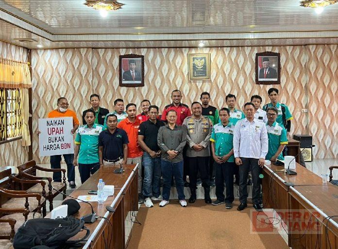 Slamet Rembug Bareng Aliansi Buruh Imbas Kenaikan BBM..