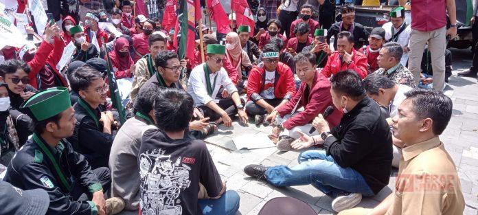 Terima Pendemo Kenaikan BBM, Bung Dance Tandatangani Nota Kesepahaman dengan Mahasiswa