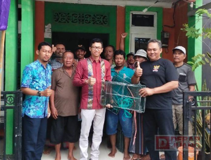 Tingkatkan Hasil Tangkap Ikan, Donny Berikan Bantuan Jaring Nelayan