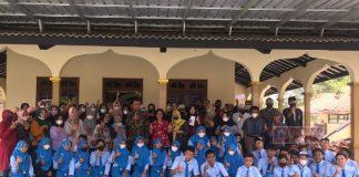 Titik Winarti Serahkan Beasiswa PIP Aspirasi dari Mbak Puan