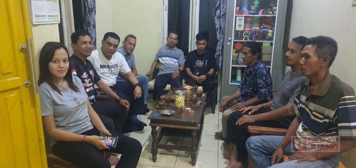 Asfirla Sambangi Warga Penerima Bantuan Kesehatan di Desa Rawalo