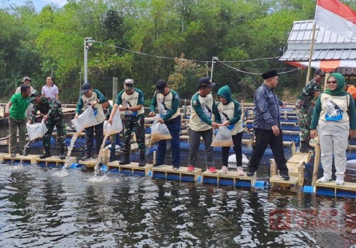 Bambang Hadiri HUT TNI Dengan Tanam Pohon Tabubia dan Tebar Benih Ikan