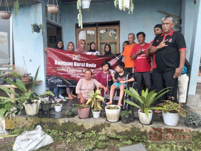 Bareng Srikandi Sicita, Agus Priyanggodo Serahkan Kursi Roda dari Mbak Casytha Kepada Penyandang Disabilitas