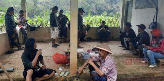Bersama Sesepuh dan Penggiat Budaya Sigaluh, Wahju Djatmika Resik-resik Petilasan Ki Semar