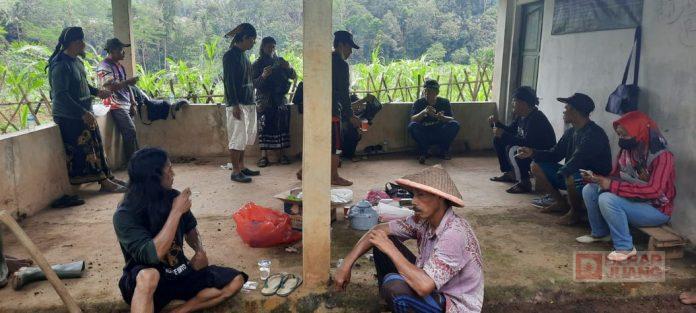 Bersama Sesepuh dan Penggiat Budaya Sigaluh, Wahju Djatmika Resik-resik Petilasan Ki Semar