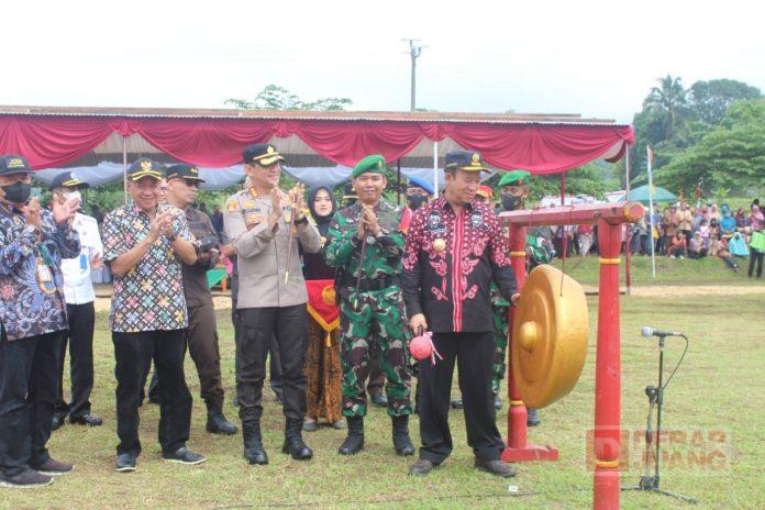 Bupati Husein Buka TMMD Sengkuyung III di Desa Karangtengah