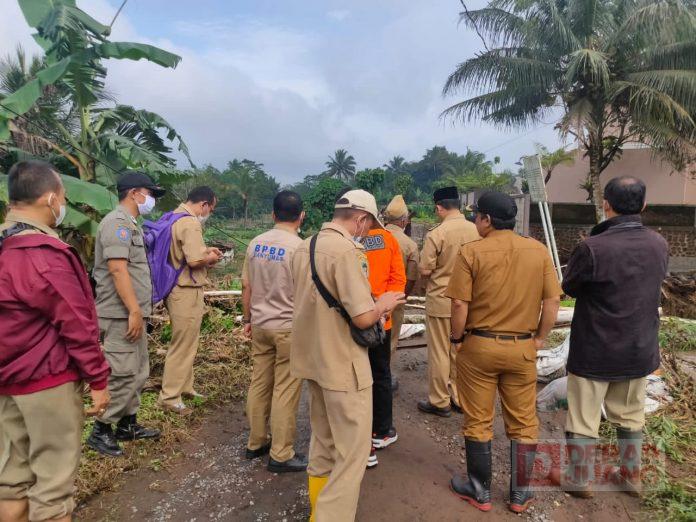 Bupati Husein Cek Lokasi Jembatan Putus Akibat Banjir Bandang di Pekuncen