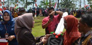 Bupati Tiwi Beri Hadiah Mobil Ambulans Kepada Pemdes Karangjengkol