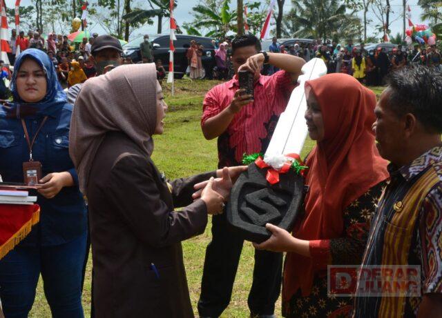 Bupati Tiwi Beri Hadiah Mobil Ambulans Kepada Pemdes Karangjengkol
