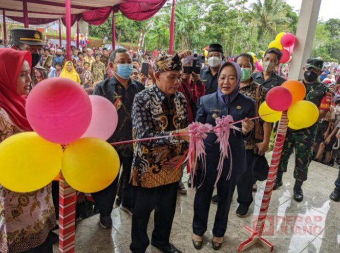 Bupati Tiwi Resmikan Bangunan Pelayanan Masyarakat Desa Wlahar Bangun