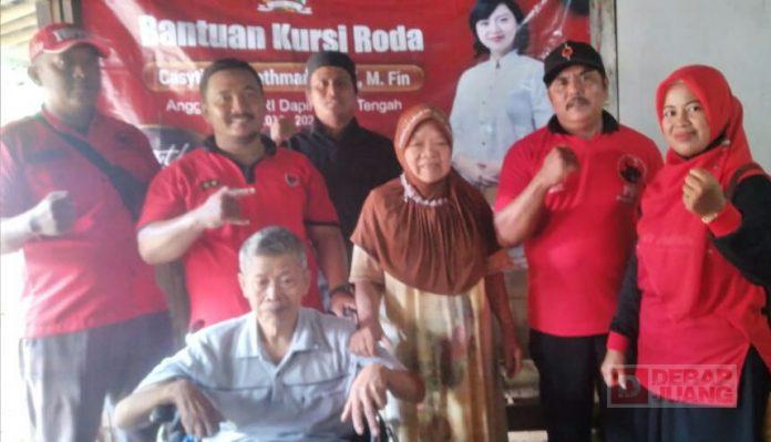 Cahyo Serahkan Kursi Roda dari Mbak Casytha Kepada Warga Kalitapen