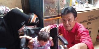 Edwi Yulianto Berikan Kursi Roda Kepada Warga Sirau