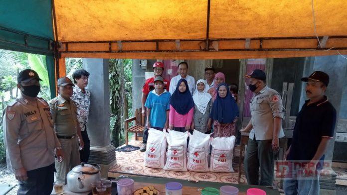 Gandeng Kemensos, Warid Beri Bantuan Material Bangunan Kepada Warga Terdampak Tanah Longsor