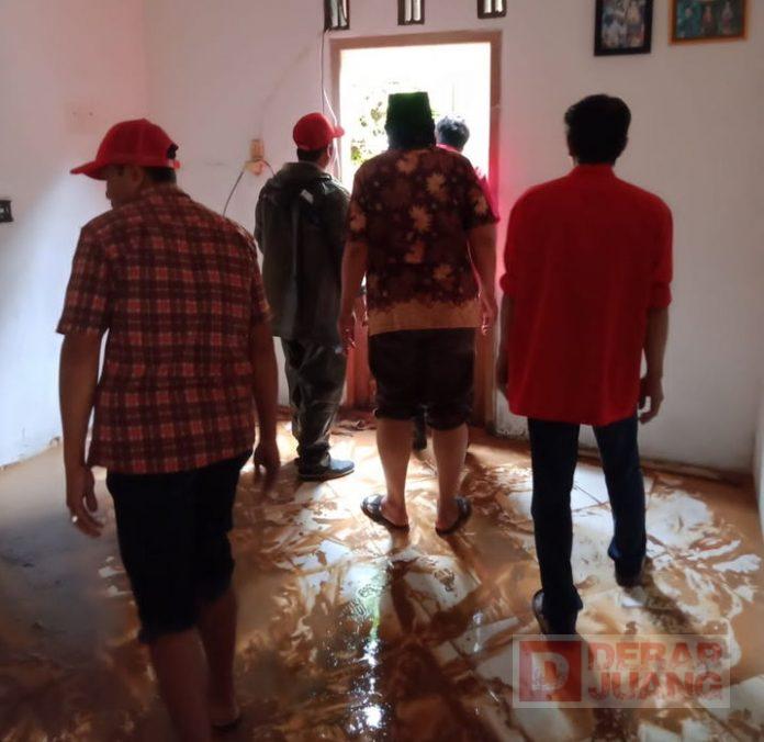 Husna Kunjungi Lokasi Rumah Pengurus Ranting Desa Ciberung Terdampak Bencana Tanah Longsor(2)