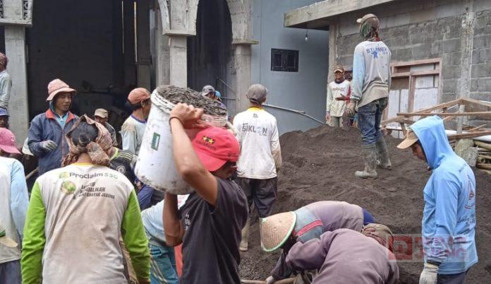 Ikuti Pengecoran Masjid, Purwono Merupakan Wujud Nyata Kekompakan Masyarakat