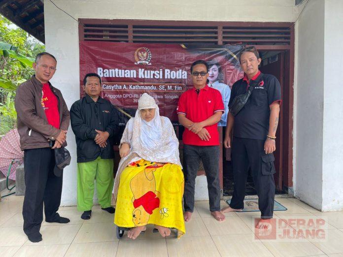 Jasmin Serahkan Kursi Roda dari Mbak Casytha Kepada Warga Wangon