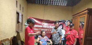 Joko Belong Serahkan Kursi Roda dari Mbak Casytha dan Bantuan Sembako Kepada Warga Terdampak Longsor