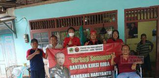 Junaedi Darmawan Serahkan Kursi Roda dari BHB kepada Warga Sawangan Wetan