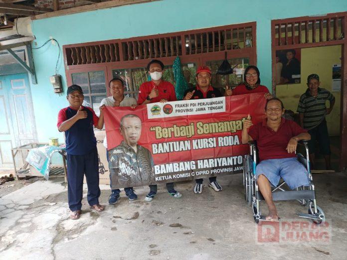 Junaedi Darmawan Serahkan Kursi Roda dari BHB kepada Warga Sawangan Wetan