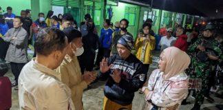 Kunjungi Pengungsi Tanah Bergerak di Karangreja, Bupati Tiwi Tebar Keakraban