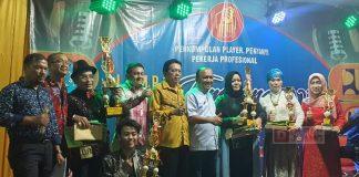 Kusnendro Serahkan Piala Lomba Tembang Kenangan